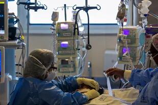 Pacientes infectados con Covid-19 permanecen en la Unidad de Cuidados Intensivos del Hospital Emilio Ribas de San Paulo