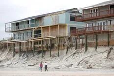 Las tormentas profundizan la escasez de arena en las playas de Florida
