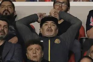 Maradona, en la tribuna del estadio de San Luis