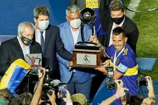 Carlos Tevez levanta la Copa Diego Maradona, el título 70 de Boca, que algunas famosas confundieron con el cumpleaños del periodista Roberto Leto