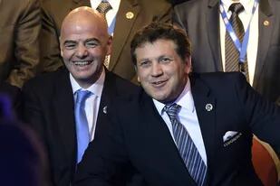 Gianni Infantino, presidente de la FIFA, y Alejandro Domínguez, titular de la Conmebol