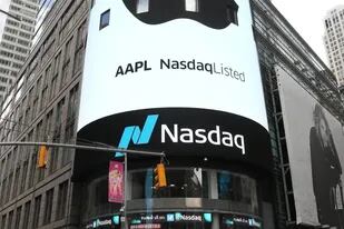 El logo de Apple, ayer, en la cartelera de Nasdaq en Nueva York