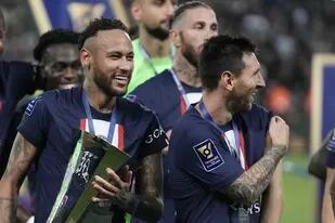 Neymar (izquierda) del Paris Saint-Germain sostiene el trofeo al celebrar con su compañero Lionel Messi tras vencer a Nantes en la final de la Supercopa de Francia, el 31 de julio de 2022, en Tel Aviv. (AP Foto/Ariel Schalit)