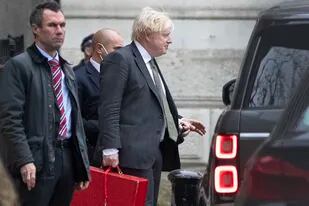 El primer ministro británico Boris Johnson sale de Downing Street en Londres, el viernes 17 de diciembre de 2021. (Joshua Bratt/PA vía AP)