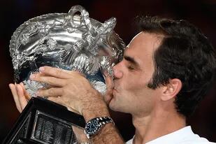 Roger Federer besa su trofeo Nº20 en un Grand Slam