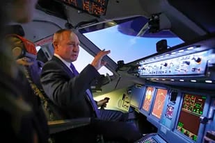 Vladimir Putin, "al mando" de un avión de Aeroflot durante una visita a la compañía rusa, este sábado