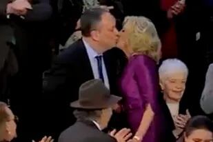 Jill Biden, esposa del presidente de Estados Unidos, y el marido de la vicepresidenta Kamala Harris se dieron un beso en el Estado de Unión que generó repercusión