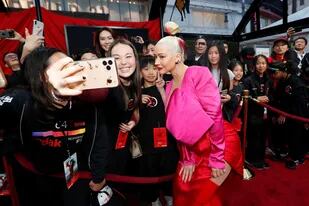 Christina Aguilera posó con algunos fanáticos en el estreno de la película Mulán, en Los Ángeles