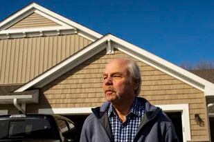 Jeffrey Carlson posa afuera de su casa en Vadnais Heights, Minnesota, para un retrato el domingo 13 de marzo de 2022. (AP Foto/Nicole Neri)