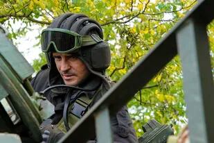 Un militar ucraniano se sienta en un tanque T-80 que, según ellos, ha sido capturado al ejército ruso, en Bakhmut, Ucrania, el domingo 2 de octubre de 2022.