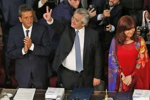Alberto Fernández al llegar al recinto acompañado por Cristina Kirchner y Sergio Massa