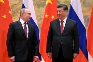 El presidente chino Xi Jinping y el presidente ruso Vladimir Putin hablan en un encuentro en Beijing, en febrero del 2022