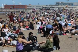 Las playas marplatenses recibieron a miles de turistas en los últimos fines de semana largo, un anticipo de lo que podría ocurrir en la próxima temporada de verano