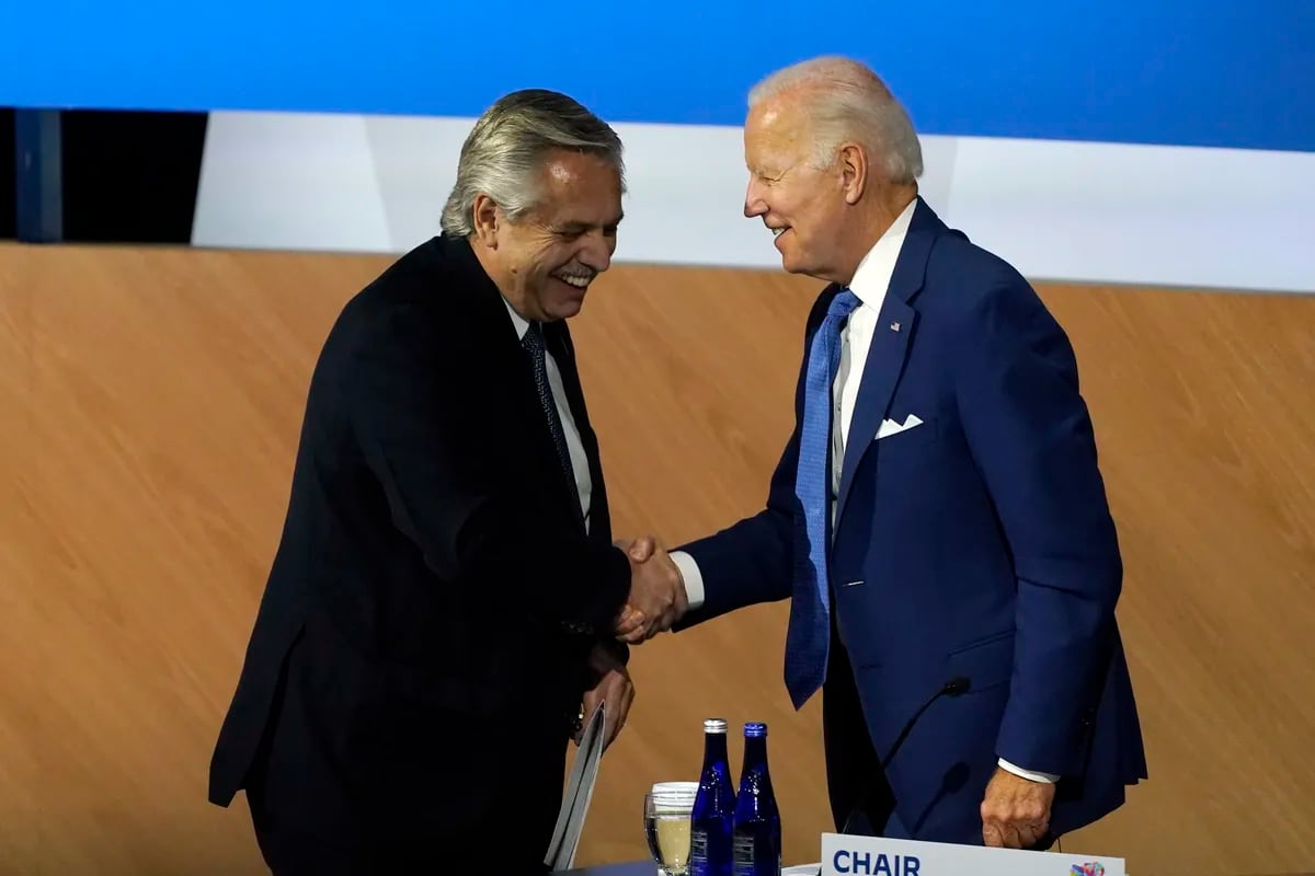 El presidente de Argentina, Alberto Fernández, izquierda, estrecha la mano del presidente Joe Biden 