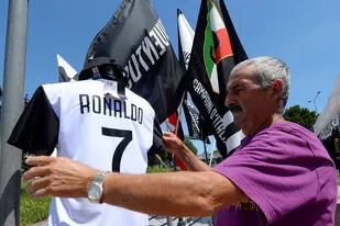 En el centro de Turín ya estan expuestas las camisetas por llegada del delantero portugués Cristiano Ronaldo