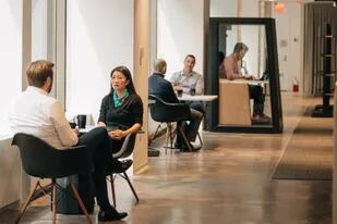 La oficina de HSBC en Nueva York se modificó para adaptarse a horarios más flexibles, reemplazando filas de terminales de planta abierta con más mesas para fomentar la colaboración.