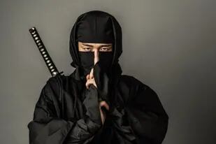 Un hombre vestido de ninja y armado con una katana atacó a varios soldados de las fuerzas especiales de los Estados Unidos que entrenaban en un aeropuerto de California. Los militares tuvieron que atrincherarse en un hangar para evitar una catástrofe