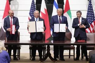 El canciller de Bahrein, el primer ministro de Israel, el presidente de Estados Unidos y el canciller de Emiratos Árabes Unidos firman el acuerdo en el jardín de la Casa Blanca