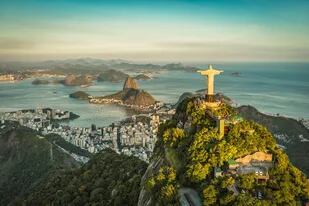 En Río de Janeiro no se podrá ir a las playas para tomar sol y baños de mar hasta que haya una vacuna; se pueden utilizar las arenas para actividades deportivas