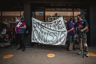 Protesta frente al estadio Camp Nou contra el presidente del club, Josep Maria, por la disputa contractual de Messi.