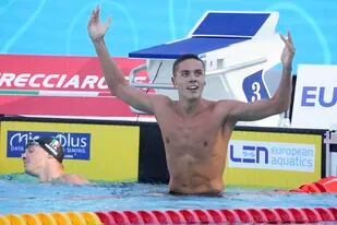 El nadador rumano David Popovici celebra tras ganar con nuevo récord del mundo los 100 metros libres en el Campeonato Europeo en Roma