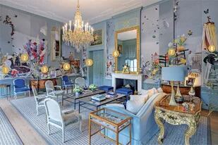 La ambientación del Salón Azul de Huis Ten Bosch está inspirada en la vida de los Reyes de Holanda y sus hijas. Quienes estuvieron a cargo del revestimiento de murales fueron los artistas Maurice Schelten y Liesbeth Abbenes.
