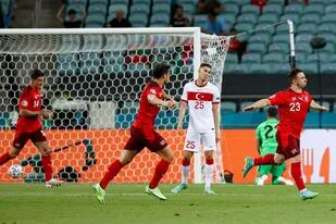 Xherdan Shaqiri festeja el segundo gol de Suiza contra Turquía
