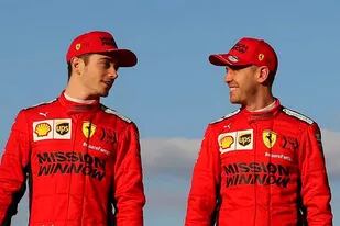 Charles Leclerc y Sebastian Vettel, pilotos de Ferrari.