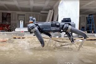 Además de caminar por el agua, el nuevo perro robot militar puede navegar por ella con un motor a propulsión
