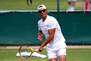 Rafael Nadal, con un raro look de anteojos oscuros, se entrena para Wimbledon