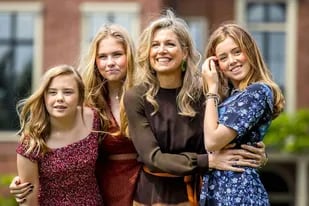 La reina Máxima junto a sus tres hijas, Amalia, Alexia y Ariane, quienes tomaron una importante decisión en el contexto de la pandemia de coronavirus