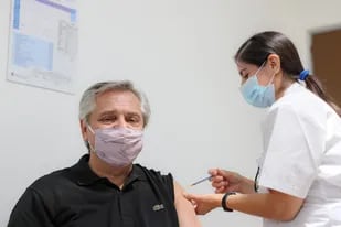Alberto Fernández, al recibir la primera dosis de la Sputnik V, en enero; su imagen sube entre quienes ya se vacunaron