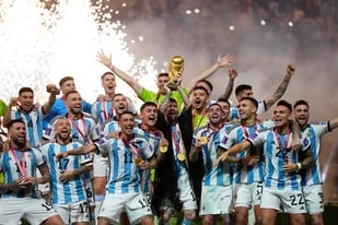 La selección, la Copa del Mundo y festejos, con Lionel Messi en el centro; una fiesta que tendrá su continuidad en el Monumental el jueves próximo ante más de 80.000 espectadores