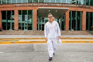 La Peque saliendo del hospital de San Isidro, donde desarrolla su profesión en traumatología