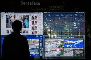 Una demostración de reconocimiento facial, realizado por algoritmos, de la empresa de inteligencia artificial Sense Time, en Shangai, China