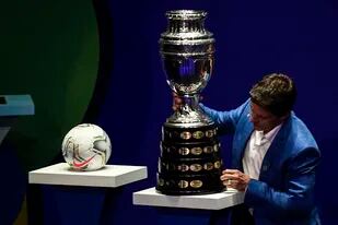 El trofeo de la Copa América y una imagen sintomática: se sostiene como se puede, cuando faltan menos de dos semanas para el comienzo del torneo.