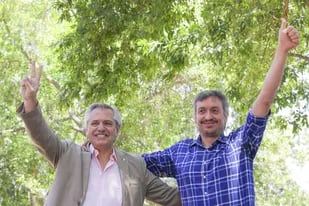 Alberto Fernández y Máximo Kirchner, en la jura de la nueva conducción del PJ bonaerense, en la quinta de San Vicente
