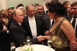 El presidente ruso Vladimir Putin, junto al director de orquesta Valeri Gergiev y la cantante Anna Netrebko, hace casi una década atrás