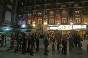 Arranque de la temporada teatral en Mar del Plata: colas de público, una sala casi llena y pasaporte sanitario