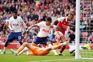 La desafortunada jugada entre Cuti Romero, el arquero Lloris y Gabriel Jesús, autor del segundo gol de Arsenal ante Tottenham Hotspur