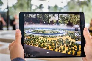 Una demostración del uso de ARKit, la tecnología de realidad aumentada que Apple planea llevar a sus anteojos conectados que llegarán al mercado en 2021