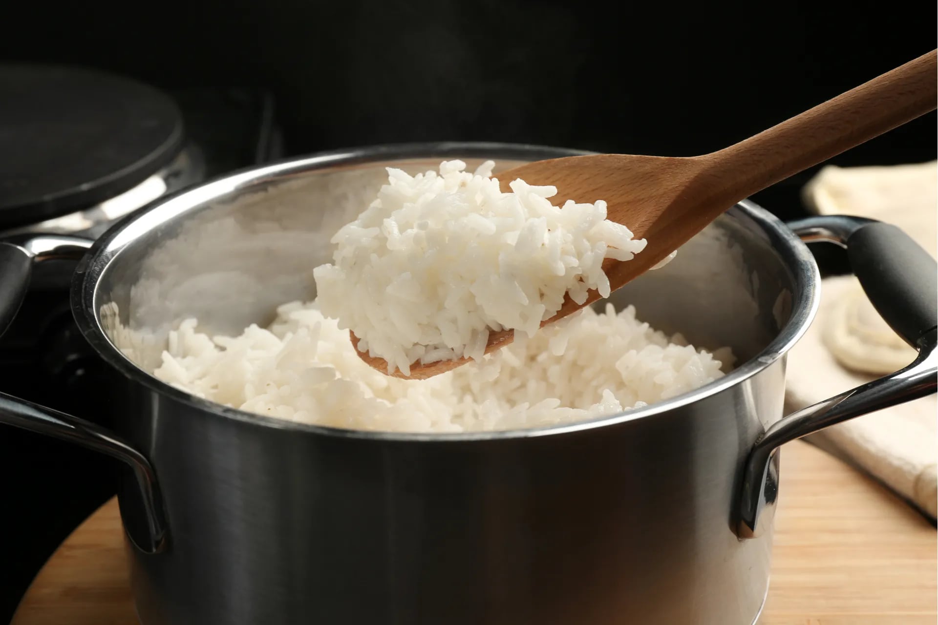 Каша рисовая на воде рассыпчатая в кастрюле. Миска риса. Boiled Rice. Рис сваренный. Рис в кастрюле.