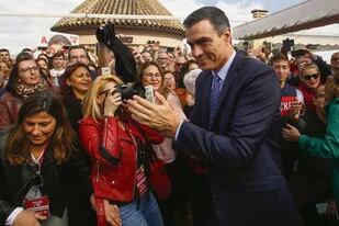 Sánchez, con seguidores en un acto en Córdoba