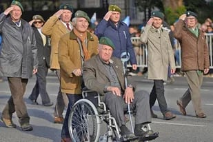 El veterano de Malvinas y exlíder carapintada participó del desfile del 9 de Julio