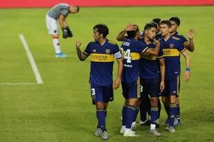 Todo Boca celebra el gol de Mas en la victoria ante Defensores de Belgrano.
