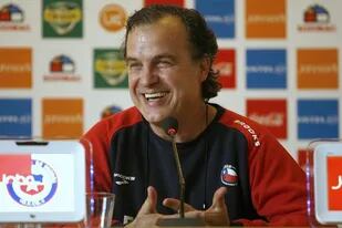 Marcelo Bielsa se muestra sonriente en su función como técnico de Chile