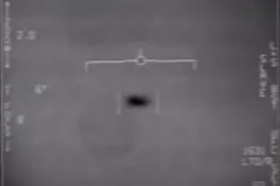 Uno de los OVNIs que se observan en los videos que desclasificó el Pentágono