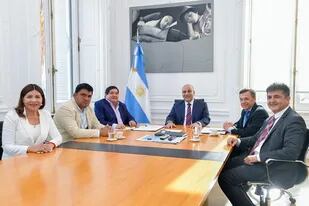 El todavía jefe de Gabinete, Juan Manzur, junto al ministro de Transporte Diego Giuliano y otros funcionarios este miércoles en la Casa Rosada