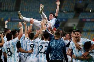 Es el final del partido: la Argentina acaba de consagrarse campeón de la Copa América de Brasil; Lionel Messi, el capitán, vuela por el aire.