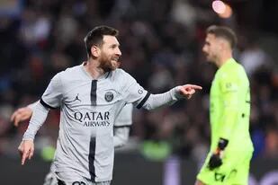 Messi festeja su gol y señala a Fabián Ruiz, que le dio la asistencia